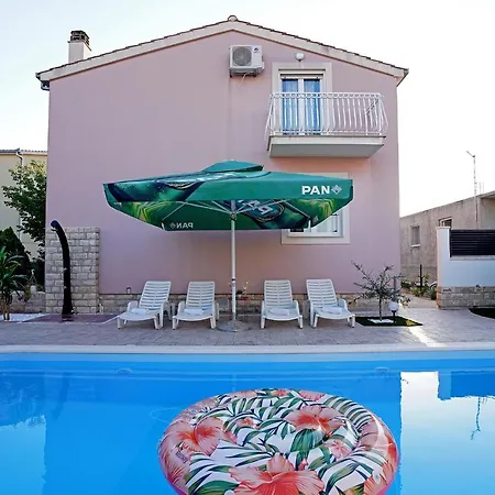 Tago With Heated New Pool ヴィラ Kaštela