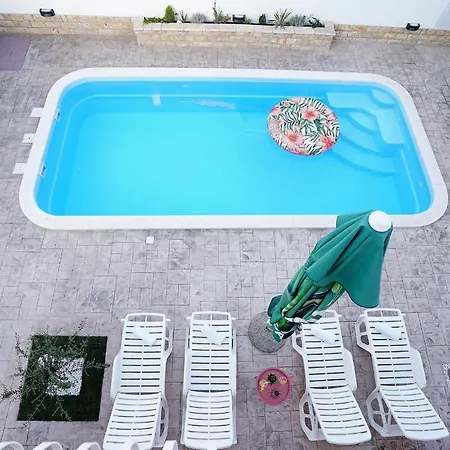 Tago With Heated New Pool *